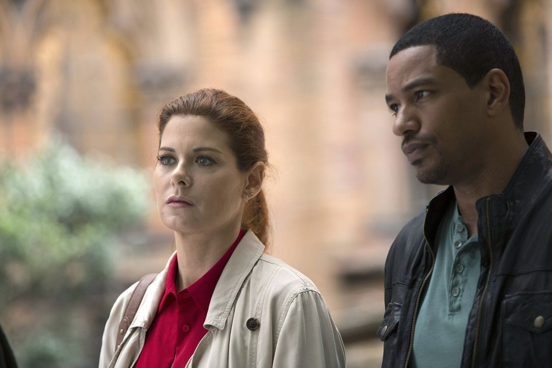 Als ein älteres Ehepaar erschlagen aufgefunden wird, müssen Laura (Debra Messing, l.) und Billy (Laz Alonso, r.) alles tun, um den Mörder zu fassen... - Bildquelle: Warner Bros. Entertainment, Inc.