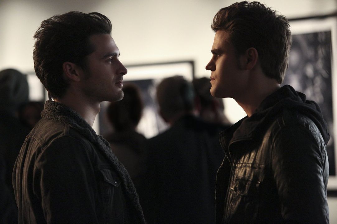 Während Stefan (Paul Wesley, r.) mit Caroline in North Carolina nach einem Heilmittel für Sheriff Forbes sucht, stellt sich ihnen plötzlich Enzo (Mi... - Bildquelle: Warner Bros. Entertainment, Inc
