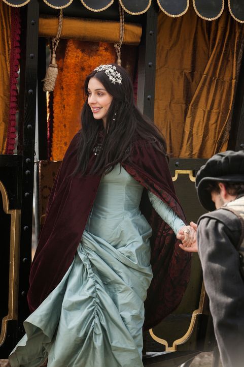 Mit ihrer Ankunft am französischen Hof ändert sich alles für Mary (Adelaide Kane), die junge Königin von Schottland. Nur schwer gewöhnt sie sich an... - Bildquelle: Joss Barratt 2013 The CW Network, LLC. All rights reserved.