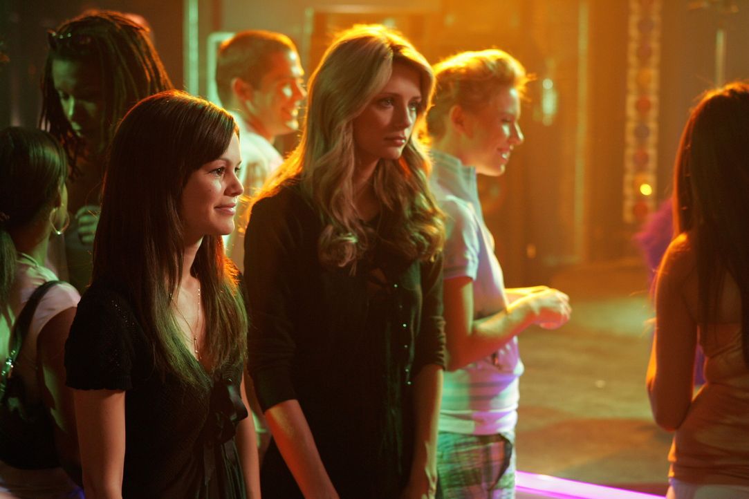Halten zusammen: Summer (Rachel Bilson, l.) und Marissa (Mischa Barton, r.) ... - Bildquelle: Warner Bros. Television
