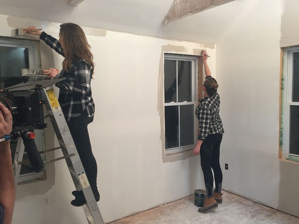 Die Freundinnen Sarah (l.) und Megan (r.) kommen ins Straucheln, als sie ihre Unkenntnis über Statik und ihr fehlender Fokus immer wieder zu Verletz... - Bildquelle: 2016, DIY Network/Scripps Networks, LLC. All Rights Reserved.