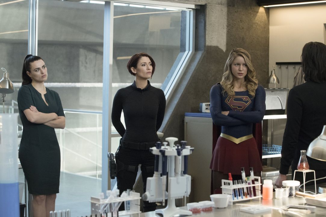 Nachdem Lena (Katie McGrath, l.) sich Alex (Chyler Leigh, M.) und Kara alias Supergirl (Melissa Benoist, r.) anvertraut hat, bereitet sich das Team... - Bildquelle: 2017 Warner Bros.