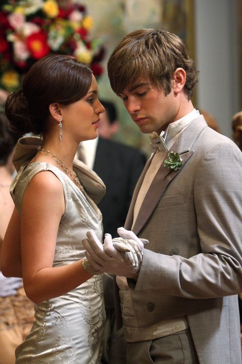 Obwohl sie mittlerweile getrennt sind, gehen Blair (Leighton Meester, l.) und Nate (Chace Crawford, r.) gemeinsam auf den Ball. Chuck ist darüber n... - Bildquelle: Warner Brothers