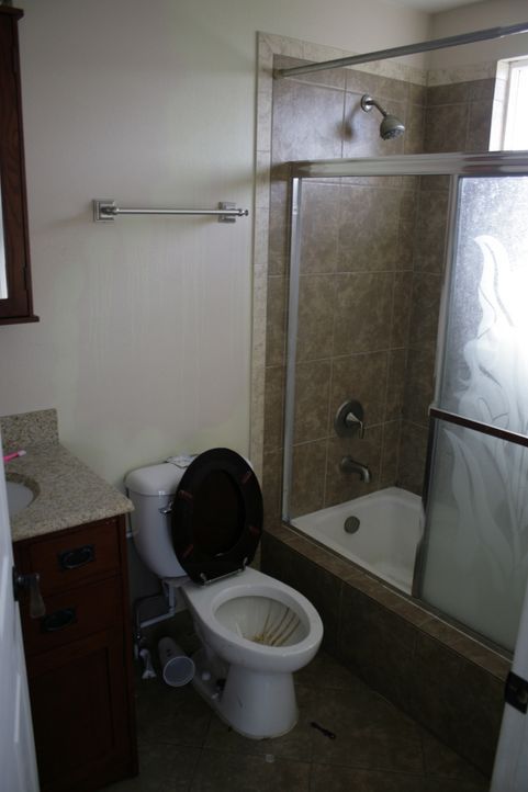 Nicht schön anzuschauen: das Badezimmer in Long Beach, Kalifornien... - Bildquelle: 2014,HGTV/Scripps Networks, LLC. All Rights Reserved