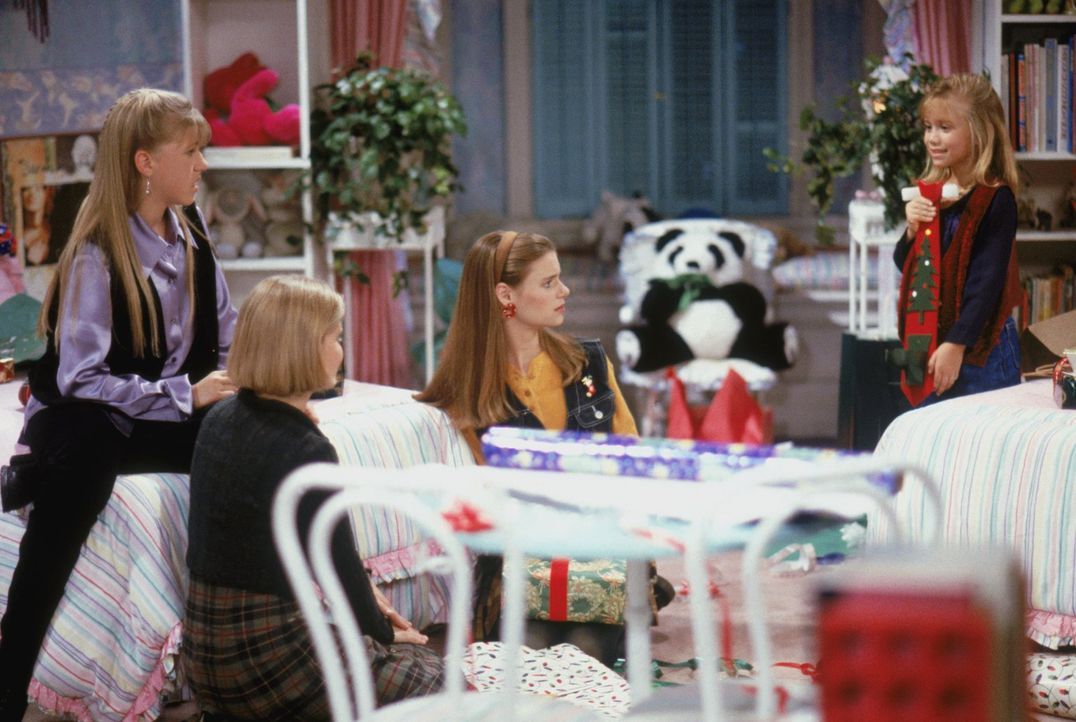 Michelle (Mary-Kate/Ashley Olsen, r.) präsentiert stolz ihr erstes selbstgekauftes Weihnachtsgeschenk, aber Stephanie (Jodie Sweetin, l.), D.J. (Can... - Bildquelle: Warner Brothers Inc.