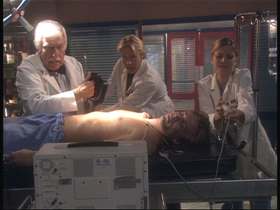 Dr. Sloan (Dick Van Dyke, l.) und seine Kollegen versuchen, Max (Rob Moore, liegend) wieder ins Leben zu rufen ... - Bildquelle: Viacom