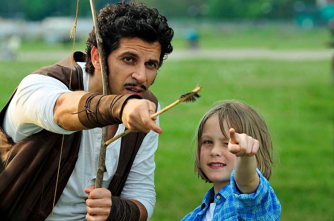 Hätte Robin Hood (Pasquale Aleardi, l.) den kleinen Lukas (Finn Fiebig, r.) nicht in der Gegenwart getroffen, könnte er nicht Bogenschießen ... - Bildquelle: Oliver Feist SAt.1