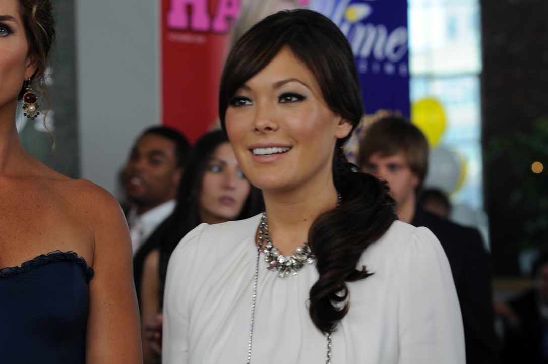 Was ist nur los mit Joe? Victory (Lindsay Price) erreicht ihn seit Tagen nicht. Platzt die Verlobung noch vor dem Antrag? - Bildquelle: NBC, Inc.