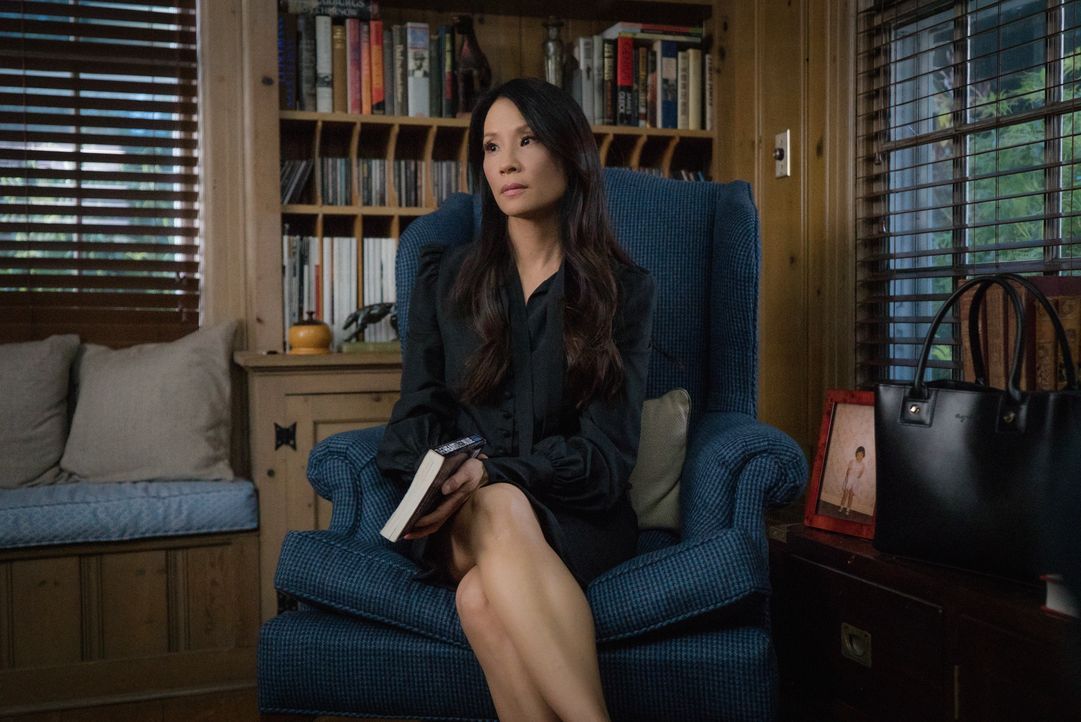Enttäuscht von ihrem Stiefvater, der ohne sie zu fragen, ein Buch über ihre Arbeit mit Holmes schreibt: Joan Watson (Lucy Liu) ... - Bildquelle: Michael Parmelee 2015 CBS Broadcasting Inc. All Rights Reserved. / Michael Parmelee
