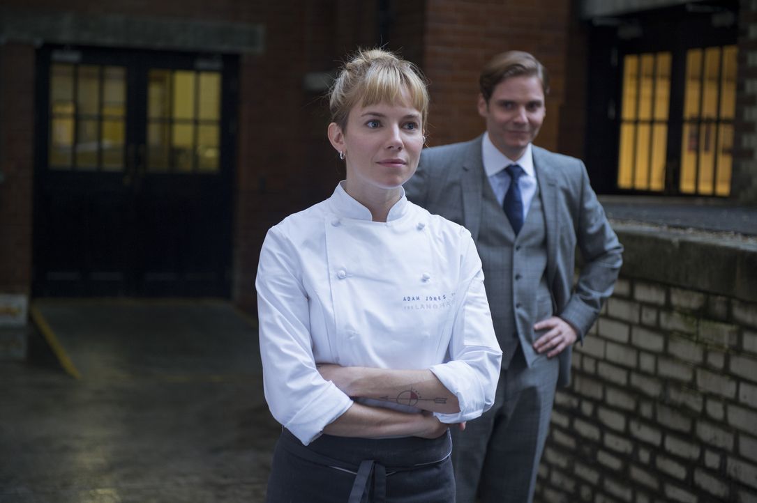 Lassen sich auf Adam ein, obwohl sie wissen, dass sie ein großes Risiko eingehen: Restaurant-Besitzer Tony (Daniel Brühl, r.) und Nachwuchsköchin He... - Bildquelle: Alex Bailey 2014 The Weinstein Company. All rights reserved.