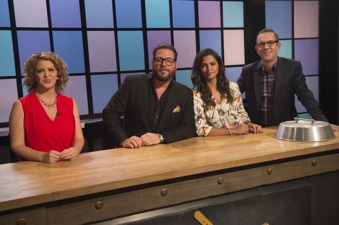 Die Feinschmecker Michelle Bernstein (l.), Scott Conant (2.v.l.) und Model Camila Alves (2.v.r.) beurteilen die Junior-Köche und probieren die Kochk... - Bildquelle: Scott Gries 2015, Television Food Network, G.P. All Rights Reserved