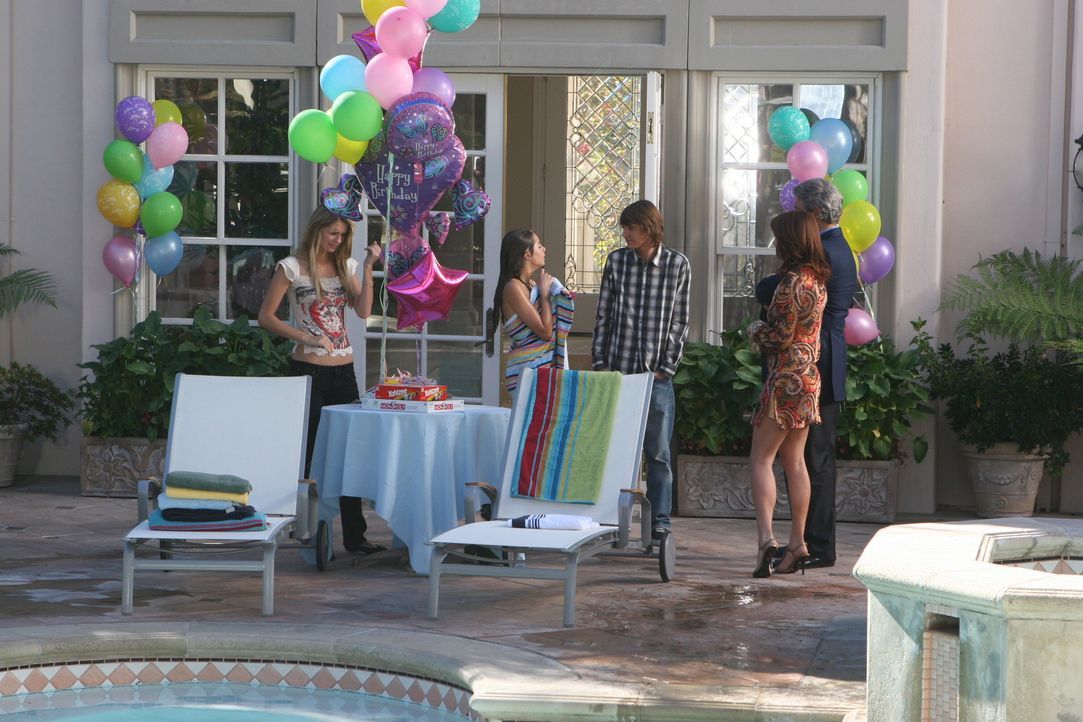 Obwohl Julie (Melinda Clarke, 2.v.r.) und Dr. Roberts (Michael Nouri, r.) eine Party für Kaitlin (Willa Holland, 2.v.l.) ausrichten, sorgt diese we... - Bildquelle: Warner Bros. Television
