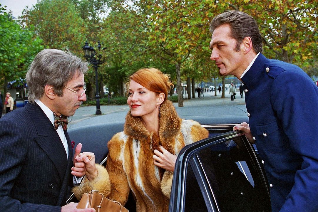 Sandra (Esther Schweins, M.) und René (Dieter Landuris, l.) haben die Diamanten getauscht. Max (Walter Sittler, r.) spielt den Chauffeur. - Bildquelle: Sat.1