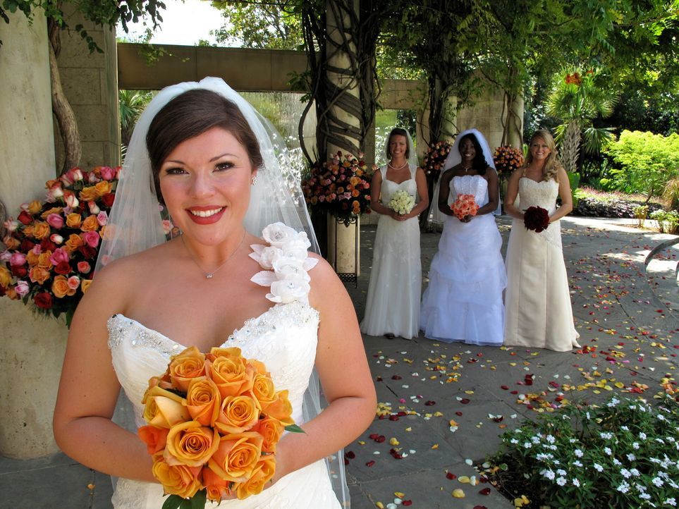 Welche Braut trägt das schönste Kleid? Wer hat die leckerste Hochzeitstorte? Welches Paar hat die ergreifendste Hochzeitszeremonie? Sarah (2.v.l.)... - Bildquelle: 2011 Discovery Communications, LLC