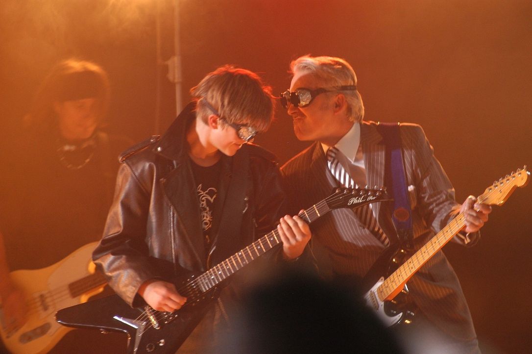 Marc (Christopher Reinhardt, l.) wird mit Lou Ziffers (Christoph M. Ohrt, r.) Hilfe zum coolen Gitarristen der Schulband. - Bildquelle: Sat.1