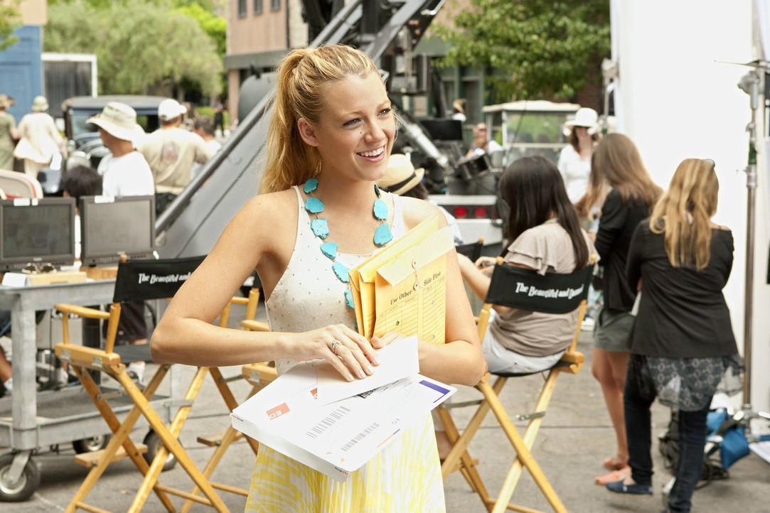 Serena (Blake Lively) erweist sich als fähige Produktions-Assistentin. Ihr direkter Vorgesetzter fürchtet deshalb um seinen Job und stellt Serena ei... - Bildquelle: Warner Bros. Television