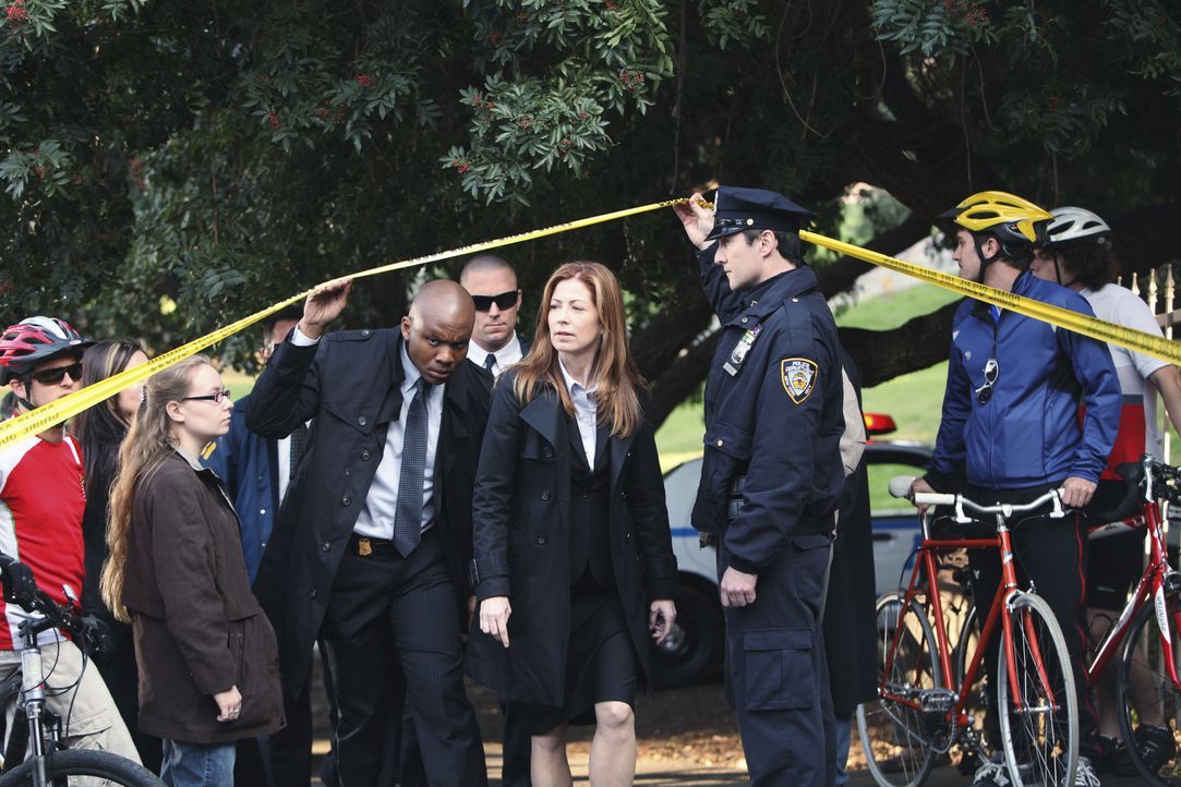 Special Agent Jordan Shaw (Dana Delany, M.) trifft mit ihren Leuten am Tatort ein. - Bildquelle: ABC Studios