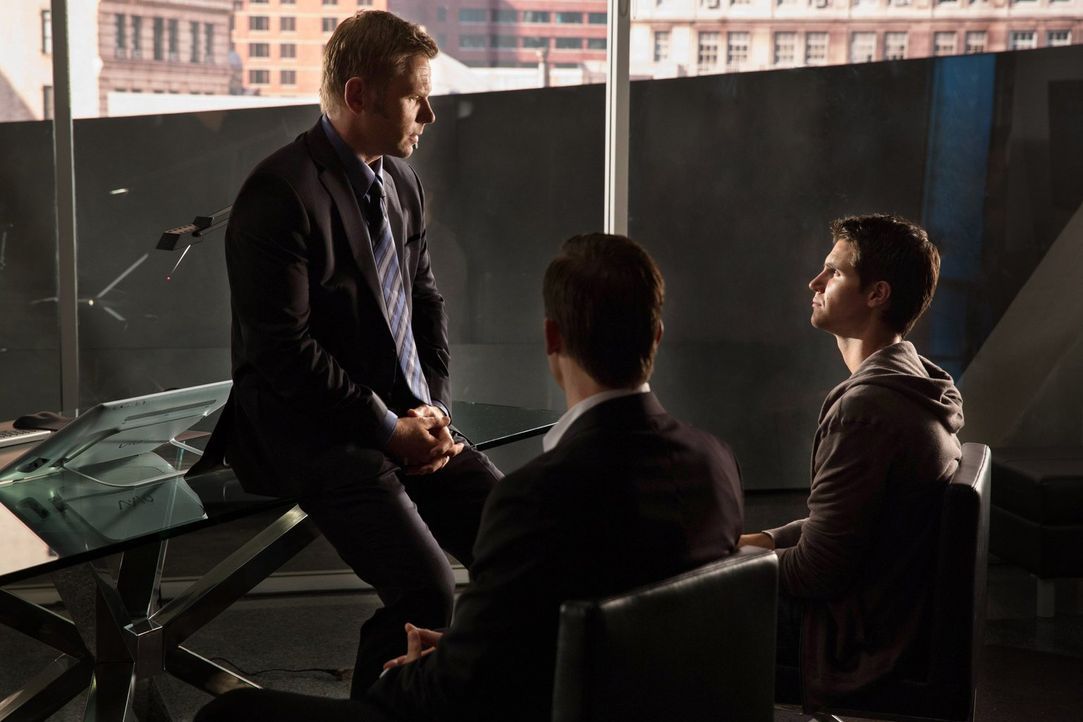Wird Dr. Price (Mark Pellegrino, l.) seinem Neffen Stephen (Robbie Amell, r.) tatsächlich Einblicke gewähren, die die Tomorrow People gegen "Ultra"... - Bildquelle: Warner Bros. Entertainment, Inc
