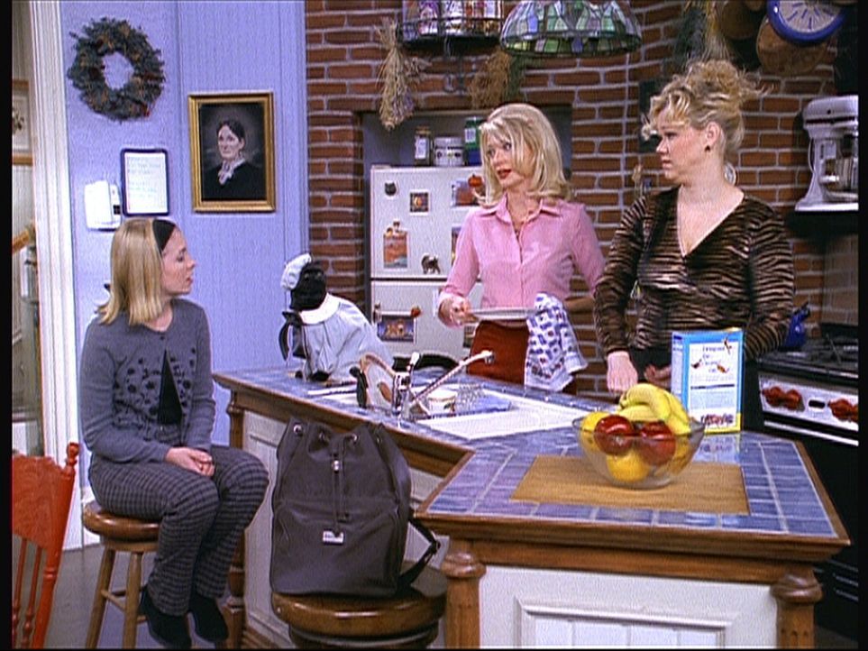 Wieder einmal muss Sabrina (Melissa Joan Hart, l.) sich eine Standpauke von Zelda (Beth Broderick, M.) und Hilda (Caroline Rhea, r.) anhören. - Bildquelle: Paramount Pictures