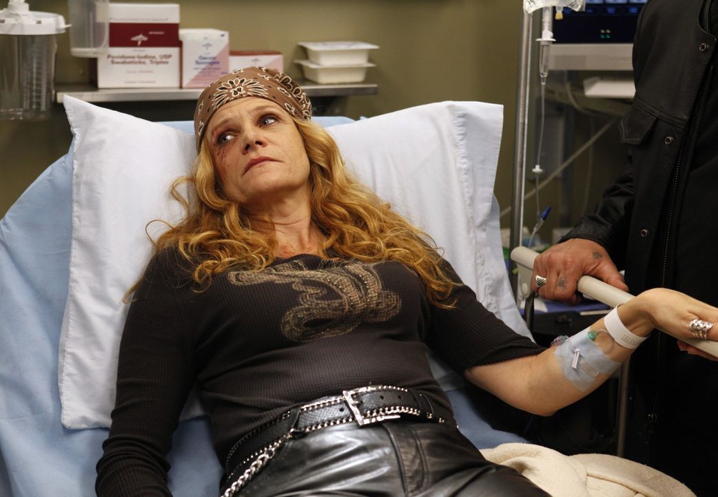 Wird nach einem schrecklichen Unfall ins Seattle Grace Hospital angeliefert: Emily 'Gasoline' Bennett (Dale Dickey) ... - Bildquelle: ABC Studios