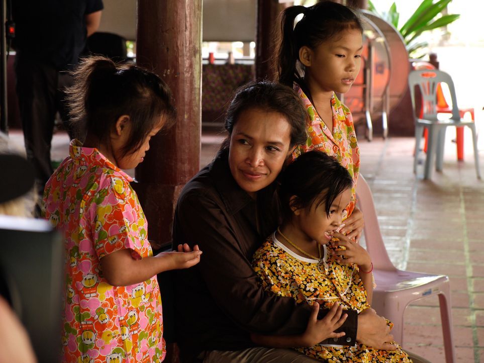 Nachdem sie als junges Mädchen selbst Jahrelang in einem Bordell in Phnom Penh zur Prostitution gezwungen wurde, setzt sich Somaly Mam (2.v.l.) fü... - Bildquelle: Fremantle