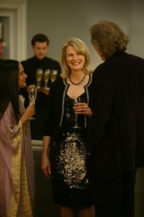 Enid (Candice Bergen, M.) schmeißt eine Party und erhofft sich, einen passenden Mann vorzufinden ... - Bildquelle: Paramount Pictures