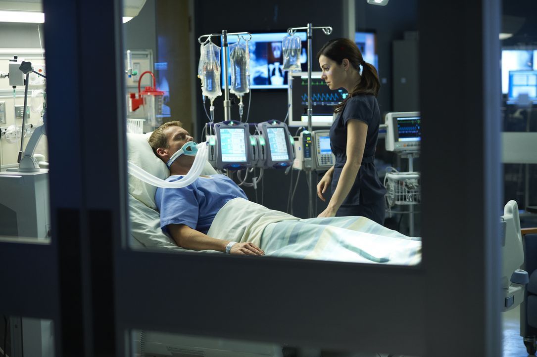Die Hoffnung, dass Charlie (Michael Shanks, l.) irgendwann wieder aus dem Koma erwacht, will Alex (Erica Durance, r.) nicht aufgeben ... - Bildquelle: 2012  Hope Zee One Inc.