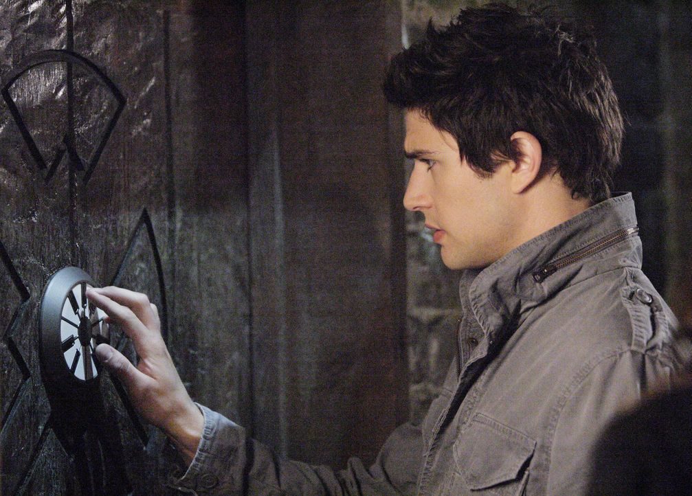 Die Hinweise der versteckten Karte in einem Ring führen Kyle (Matt Dallas) und Jessi zu einem verlassenen Haus. Dort machen sie eine schreckliche E... - Bildquelle: TOUCHSTONE TELEVISION