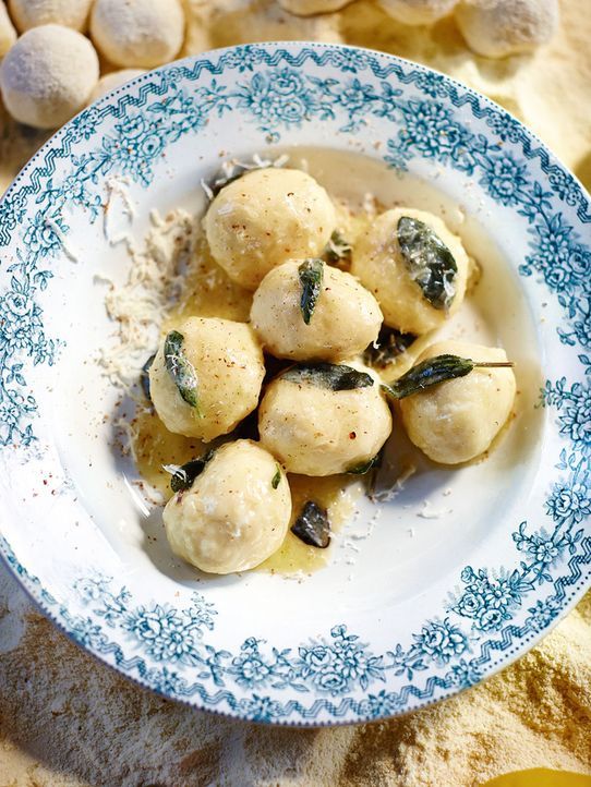 Ein kleiner Gruß aus Italien: Die Butter-Salbei-Gnudi können ihren bekannteren Verwandten, den Gnocchi, eindeutig Konkurrenz machen ... - Bildquelle: FRESH ONE PRODUCTIONS MMXIV