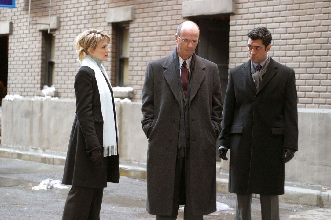 Lt. John Stillman (John Finn, M.) erzählt Det. Lilly Rush (Kathryn Morris, l.) und Det. Scott Valens (Danny Pino, r.) von einem Mordfall aus dem Jah... - Bildquelle: Warner Bros. Television
