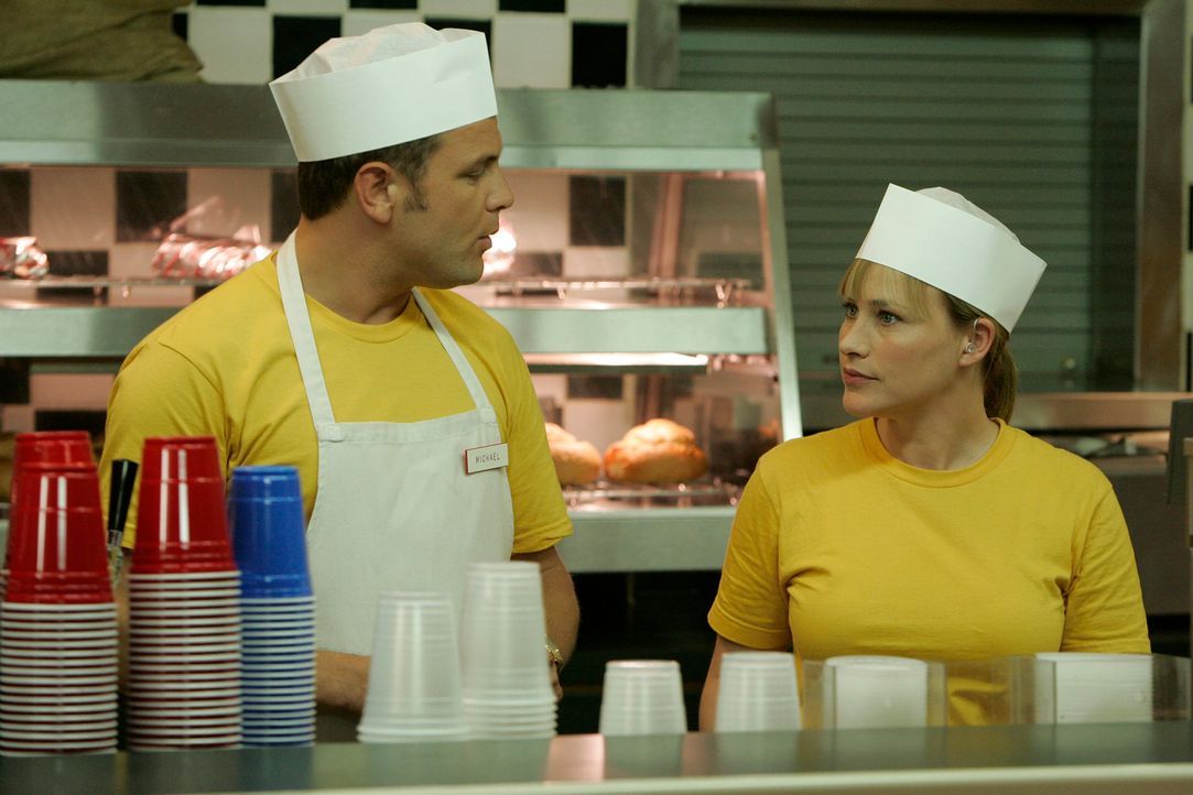 Det. Lee Scanlon (David Cubitt, l.) und Allison Dubois (Patricia Arquette, r.) sind einem brutalen Serienkiller auf der Spur. - Bildquelle: Paramount Network Television