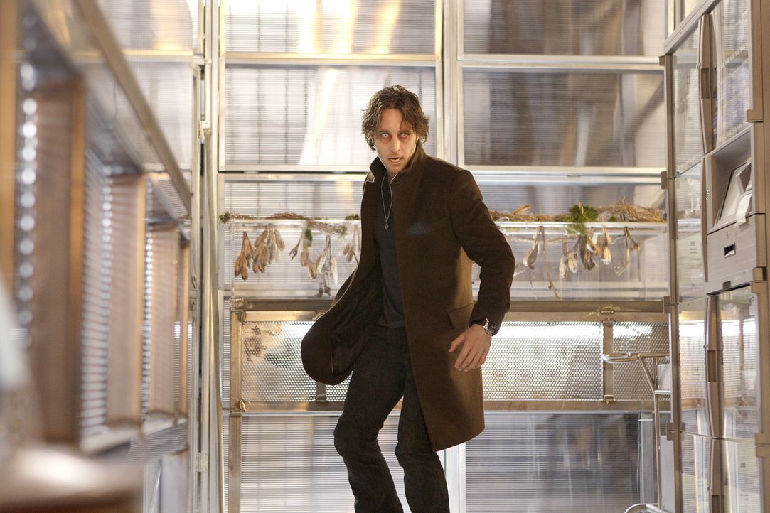Mick (Alex O'Loughlin) ahnt nicht, dass sein Gegner ein ganz besonderer Vampir ist ... - Bildquelle: Warner Brothers