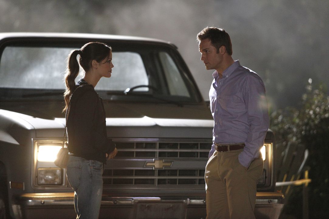 Mit der Situation überfordert, vertraut sich Zoe (Rachel Bilson, l.) ausgerechnet George (Scott Porter, r.) an ... - Bildquelle: Warner Bros.