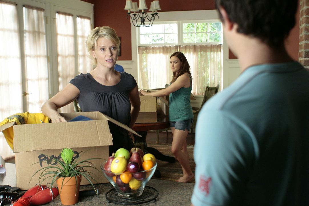 Nicole (Marguerite MacIntyre, l.) ist außer sich: Da Kyle (Matt Dallas, r.) versucht, Amanda, die eigentlich Hausarrest hat, zu helfen, bekommen au... - Bildquelle: TOUCHSTONE TELEVISION