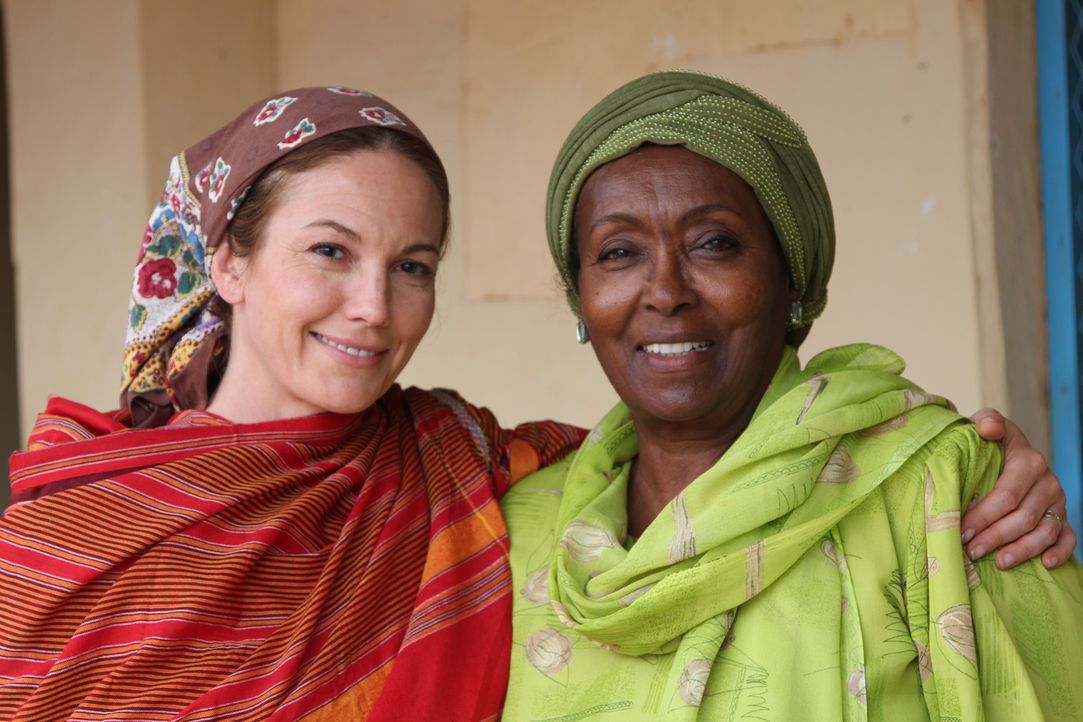 Diane Lane (l.) ist fasziniert von der Somalierin Edna Adan (r.), die sich in ihrer Heimat gegen Genitalverstümmelung einsetzt. - Bildquelle: Fremantle