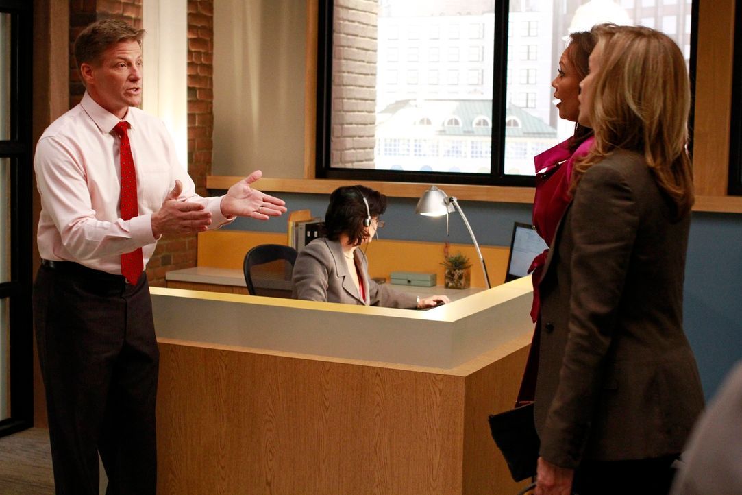 Während es zwischen Bree und Carlos zum Streit kommt, möchte Tom (Doug Savant, l.), dass Lynette (Felicity Huffman, r.) und Renee (Vanessa Williams,... - Bildquelle: ABC Studios