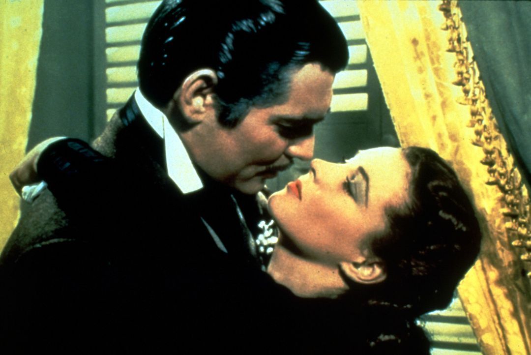 Obwohl ihr Rhett Butler (Clark Gable, l.) sein Herz zu Füßen legt, kann Scarlett (Vivien Leigh, r.) ihren spießigen Ashley nicht vergessen. Doch dan... - Bildquelle: Metro-Goldwyn-Mayer (MGM)