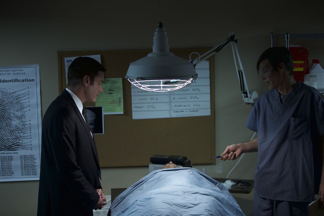 Auf der Suche nach dem Mörder: Lieutenant Joe Kenda (l., Carl Marino) begutachtet gemeinsam mit einem Forensiker eine Leiche. - Bildquelle: Jupiter Entertainment