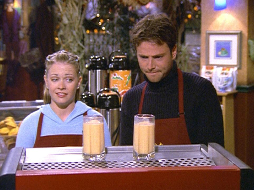 Sabrina (Melissa Joan Hart, l.) stellt fest, dass Josh (David Lascher, r.), der Geschäftsführer des Studentencafés, sehr charmant ist. - Bildquelle: Paramount Pictures