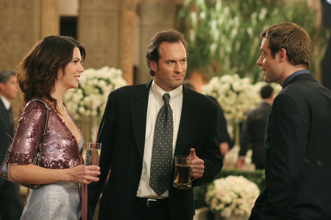 Bei der Erneuerung des Ehegelübdes von Lorelais (Lauren Graham, l.) Eltern, geraten ihr aktueller Freund Luke (Scott Patterson, M.) und ihr Ex-Mann... - Bildquelle: 2004 Warner Bros.