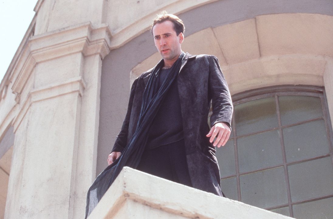Der unsterbliche Engel Seth (Nicolas Cage) wacht als einer von mehreren Schutzengeln über der Stadt der Engel, Los Angeles. Eines Tages fällt ihm di... - Bildquelle: Warner Bros.