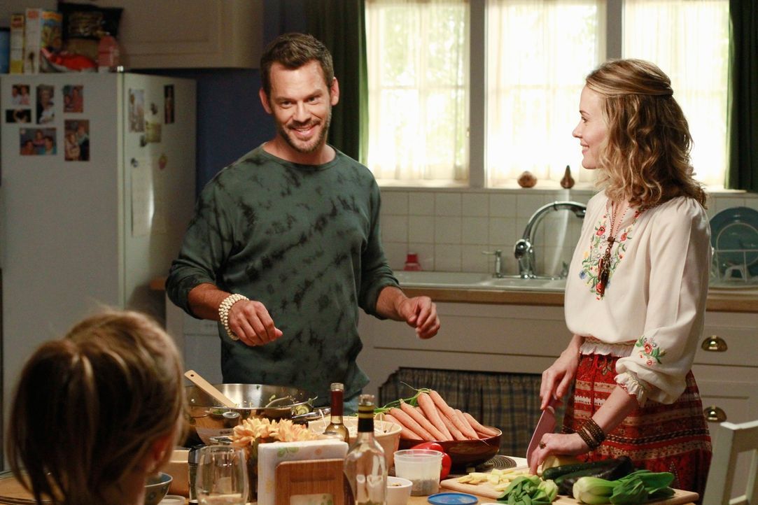Mikes Misstrauen wird geweckt, als er sieht, wie Susan und Carlos ungewohnt viel Zeit miteinander verbringen, während Lynette (Felicity Huffman, l.)... - Bildquelle: ABC Studios