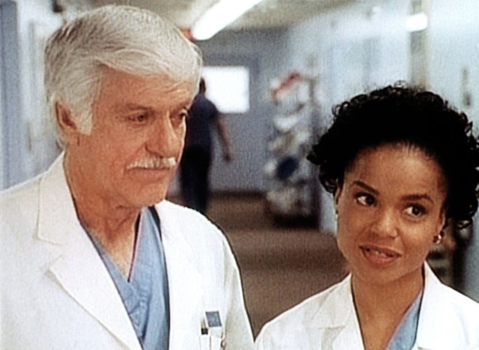 Amanda (Victoria Rowell, r.) redet Dr. Sloan (Dick Van Dyke, l.) zu, endlich einmal richtig auszuspannen. - Bildquelle: Viacom