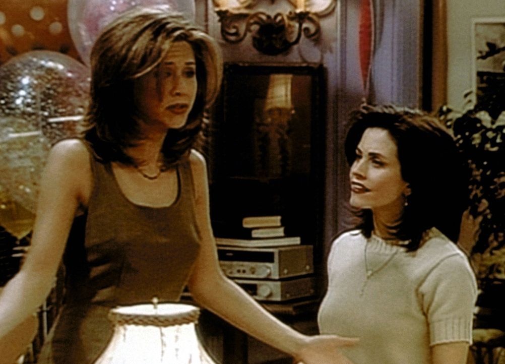 Rachel (Jennifer Aniston, l.) kann es immer noch nicht fassen, dass Monicas (Courteney Cox, r.) Bruder sich in sie verliebt hat. - Bildquelle: TM+  2000 WARNER BROS.