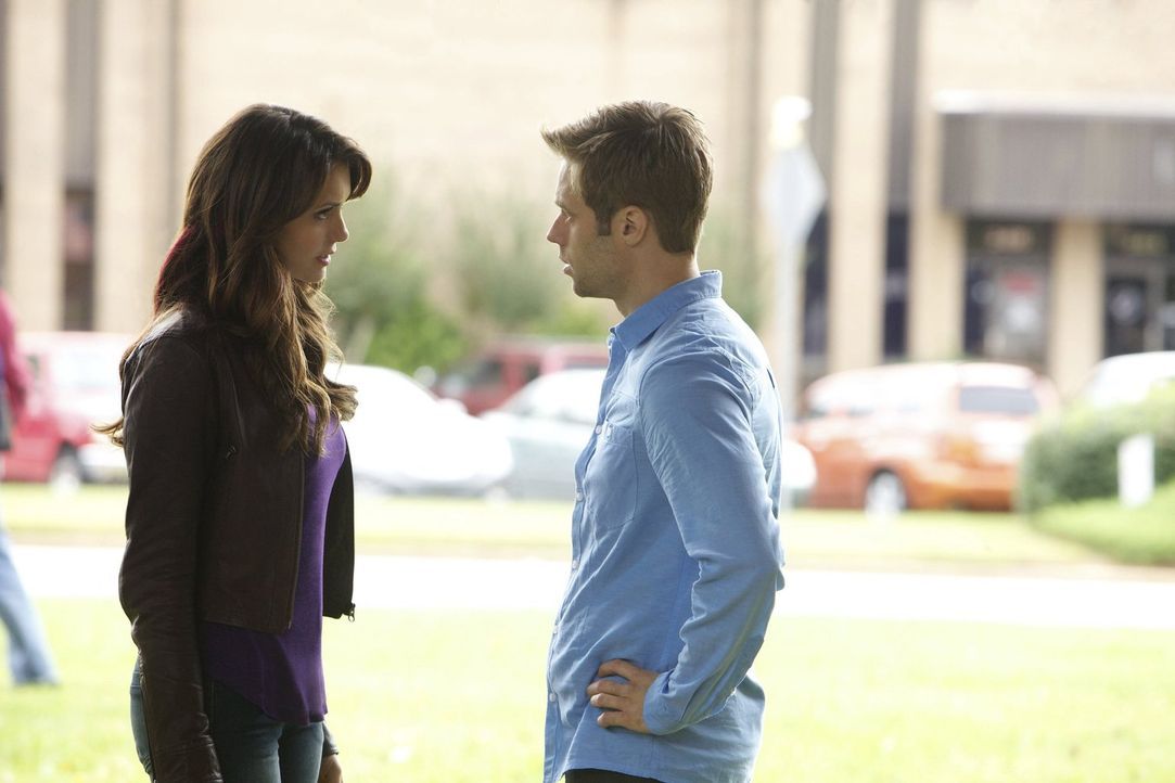 In ihrer Verzweiflung wendet sich Elena (Nina Dobrev, l.) an Aaron (Shaun Sipos, r.). In der Hoffnung, so Damon zu finden, aber es kommt ganz anders... - Bildquelle: Warner Brothers