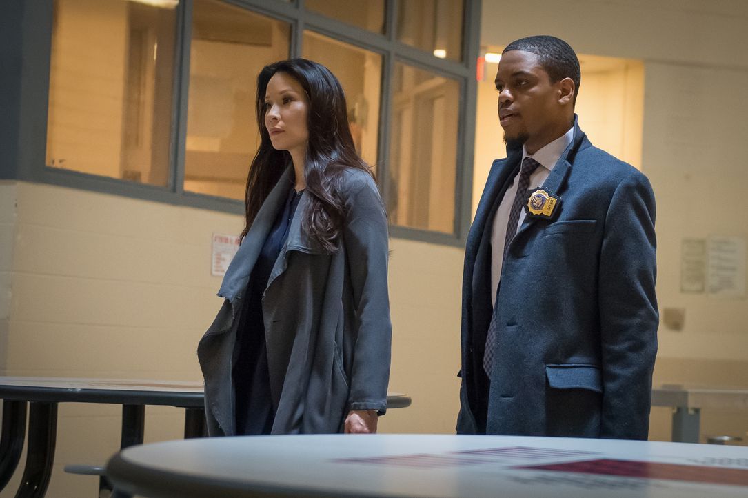 Müssen gemeinsam einen neuen Mordfall aufklären: Watson (Lucy Liu, l.) und Detective Bell (Jon Michael Hill, r.) ... - Bildquelle: CBS Television
