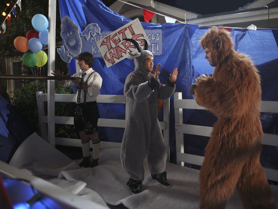 Der Jahrmarkt ist im vollen Gange: Cappie (Scott Michael Foster, l.), Wade (Derek Mio, M.) und the Beaver (Aaron Hill, r.) ... - Bildquelle: ABC Family