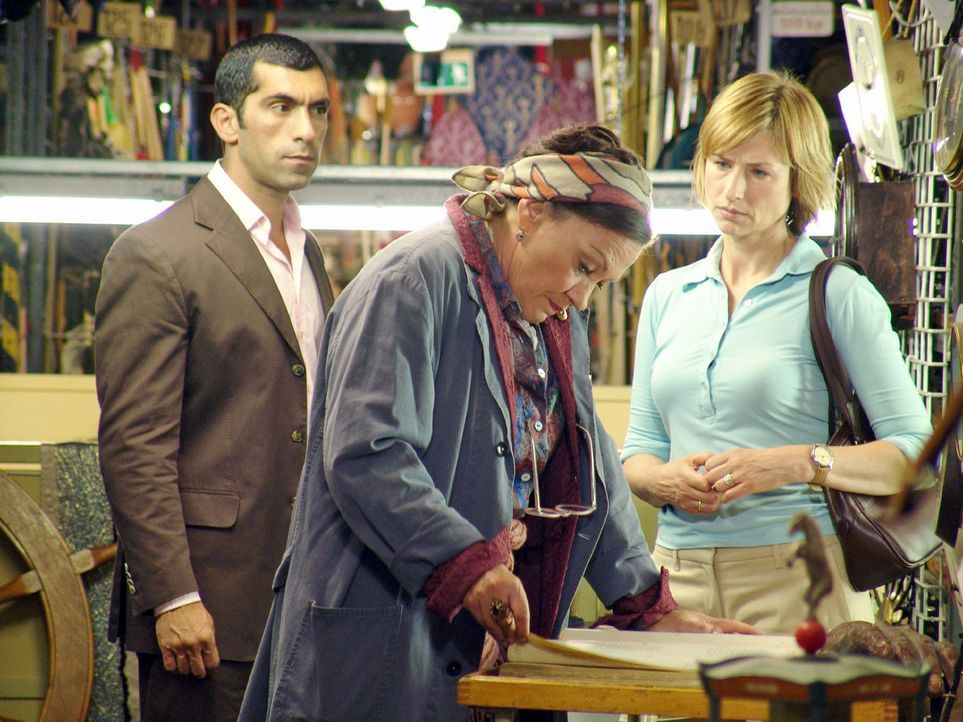 Der Filmproduzent J.J. Epstein wurde ermordet. Eva Blond (Corinna Harfouch, r.) und Alyans (Erdal Yildiz, l.) befragen Gerda aus dem Fundus (Karin N... - Bildquelle: Sat.1