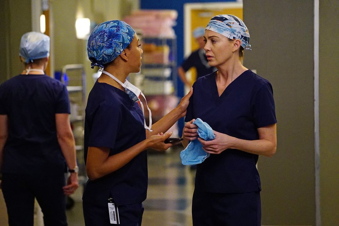 Die dramatische Operation an dem achtjährigen Jungen wühlt viele Emotionen auf: Maggie (Kelly McCreary, l.) und Meredith (Ellen Pompeo, r.) ... - Bildquelle: Richard Cartwright ABC Studios