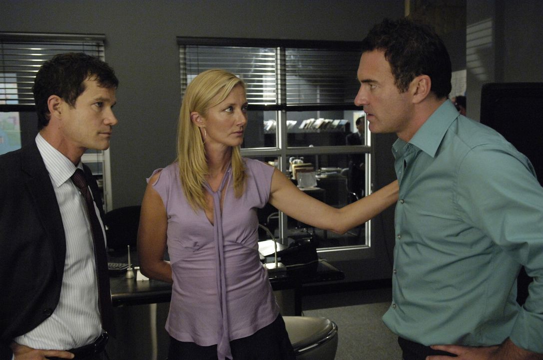 Julia (Joely Richardson, M.) und Sean (Dylan Walsh, l.) besuchen Christian (Julian McMahon, r.) im Gefängnis, doch inzwischen sind sie nicht mehr v... - Bildquelle: TM and   2005 Warner Bros. Entertainment Inc. All Rights Reserved.